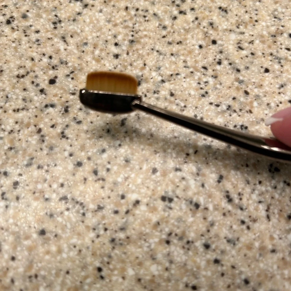 Contour makeup brush